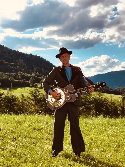 B8069452-327F-4B88-B24B-F0240E500E12